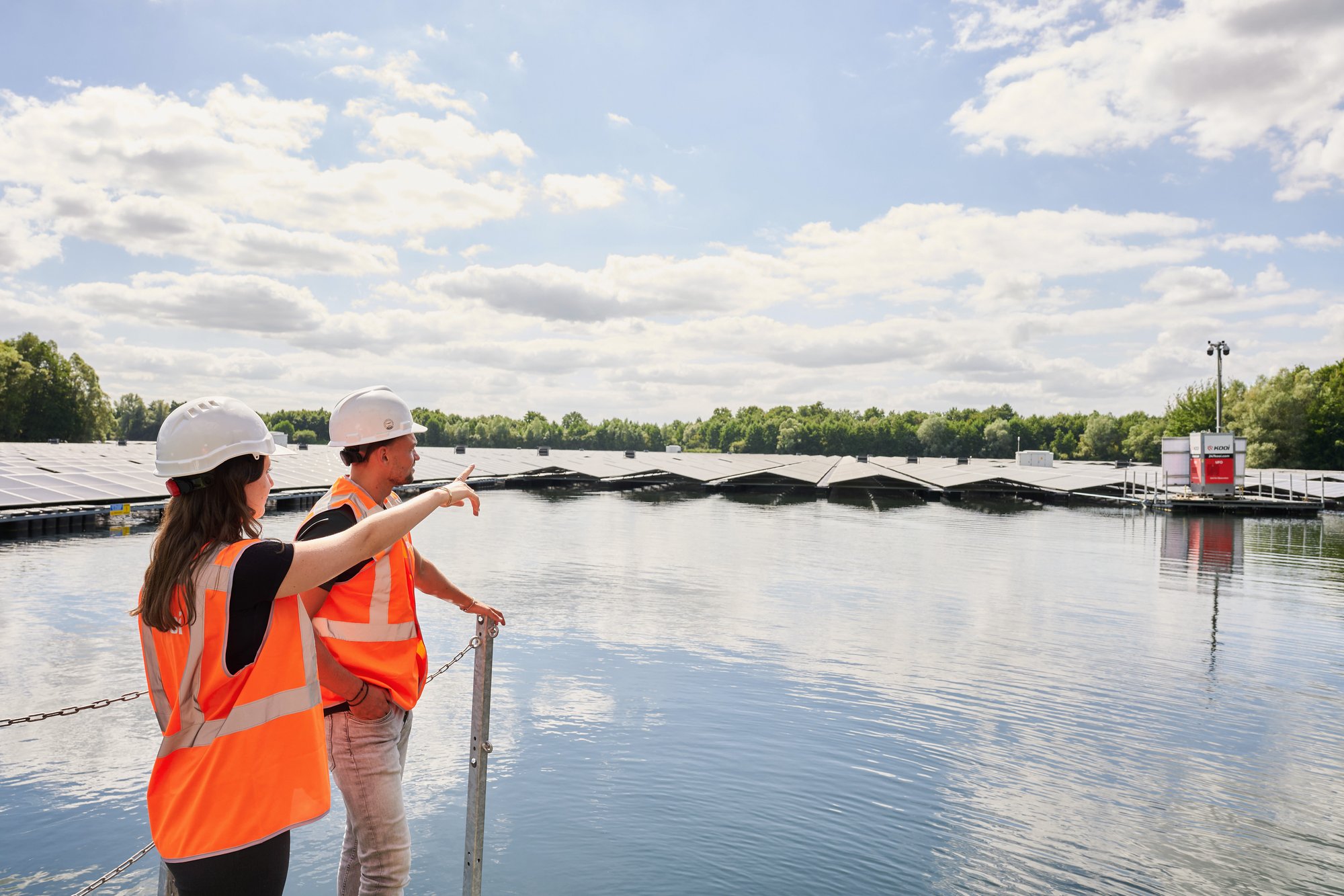 Chantier photovoltaïque flottant sur plan d’eau avec panneaux solaires