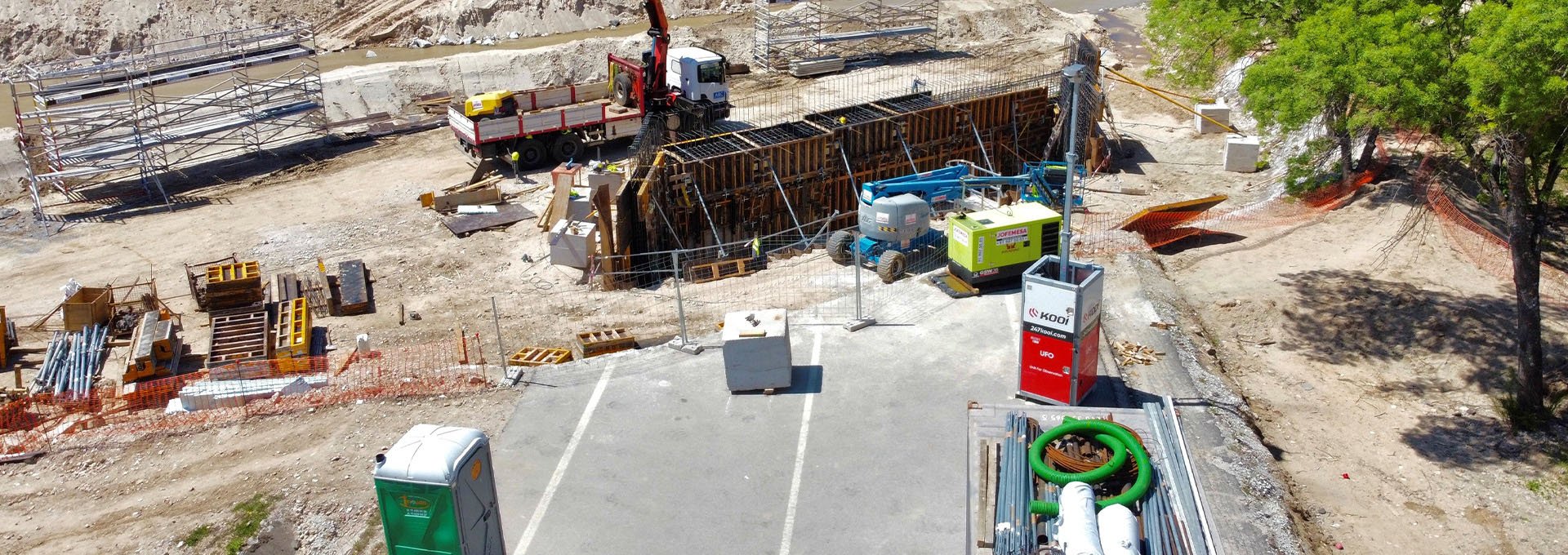 Byggeplads overvåget af Kooi’s Unit For Observation (UFO) system, der beskytter mod tyveri og skader. Billedet viser Koois effektive kameraovervågning som en vigtig grund til at vælge Kooi til sikkerhedsløsninger på byggepladser.