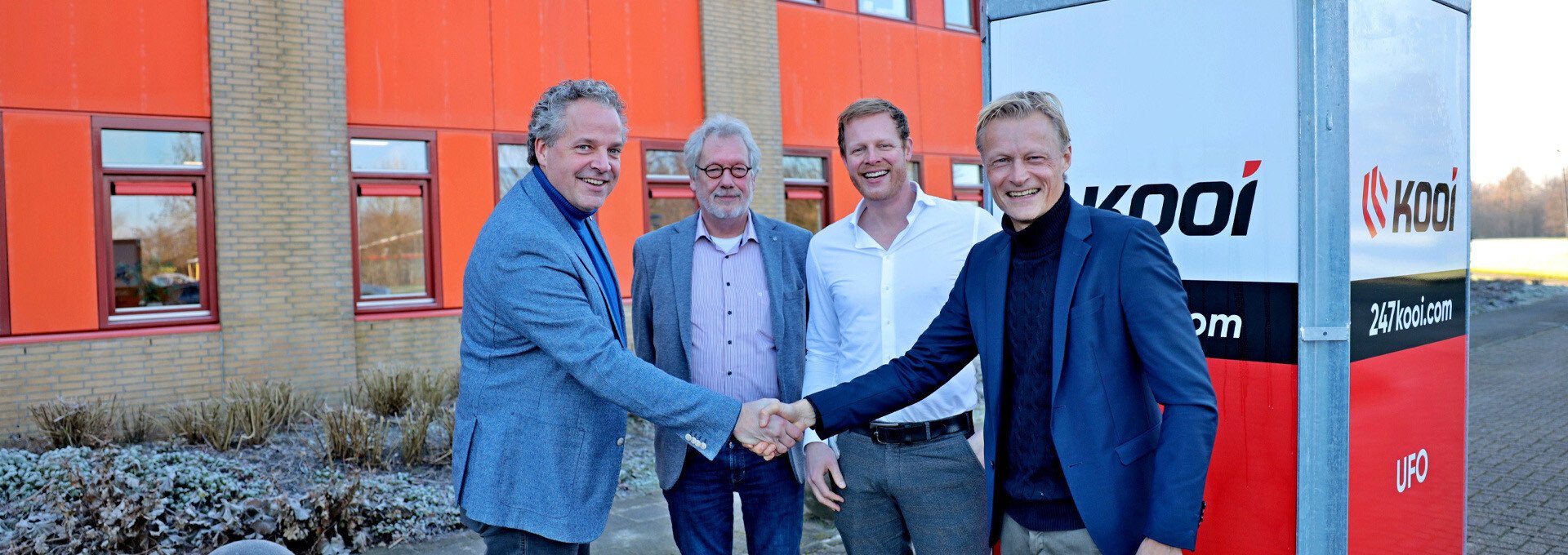 Kooi og Renta markerer deres partnerskab. På billedet ses repræsentanter fra begge virksomheder, der styrker samarbejdet omkring innovative sikkerheds- og overvågningsløsninger til byggepladser. Med dette partnerskab tilbyder de avanceret byggeplads overvågning via Koois løsninger og Renta's platform, hvilket gør det nemt at sikre projekter mod tyveri og skader.
