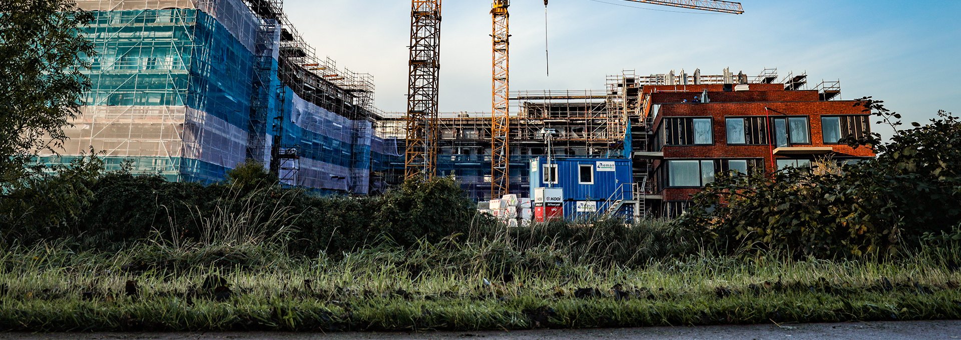 Byggeplads overvågning i København inde ved Nordhavn. På billedet ses en kran og Koois kameraovervågning placeret nedenunder.