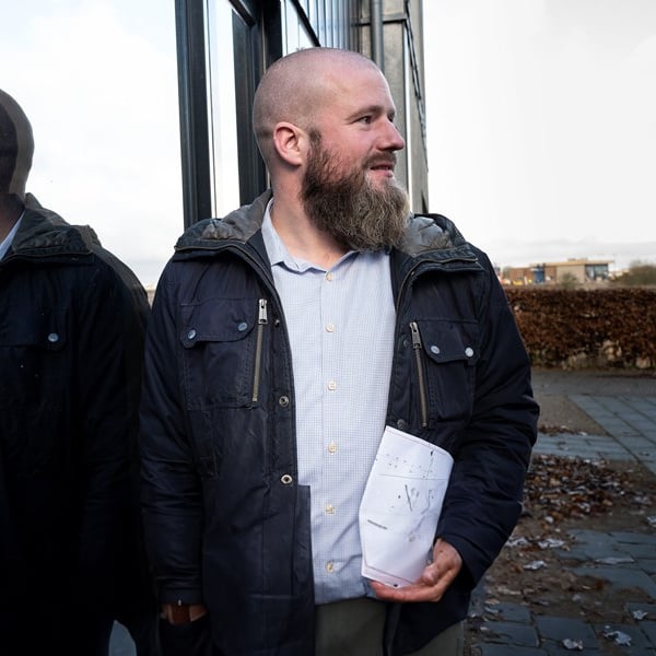 Portræt af byggeleder Jonatan Dickow, der fortæller om sine positive erfaringer med Kooi’s overvågningsløsninger.