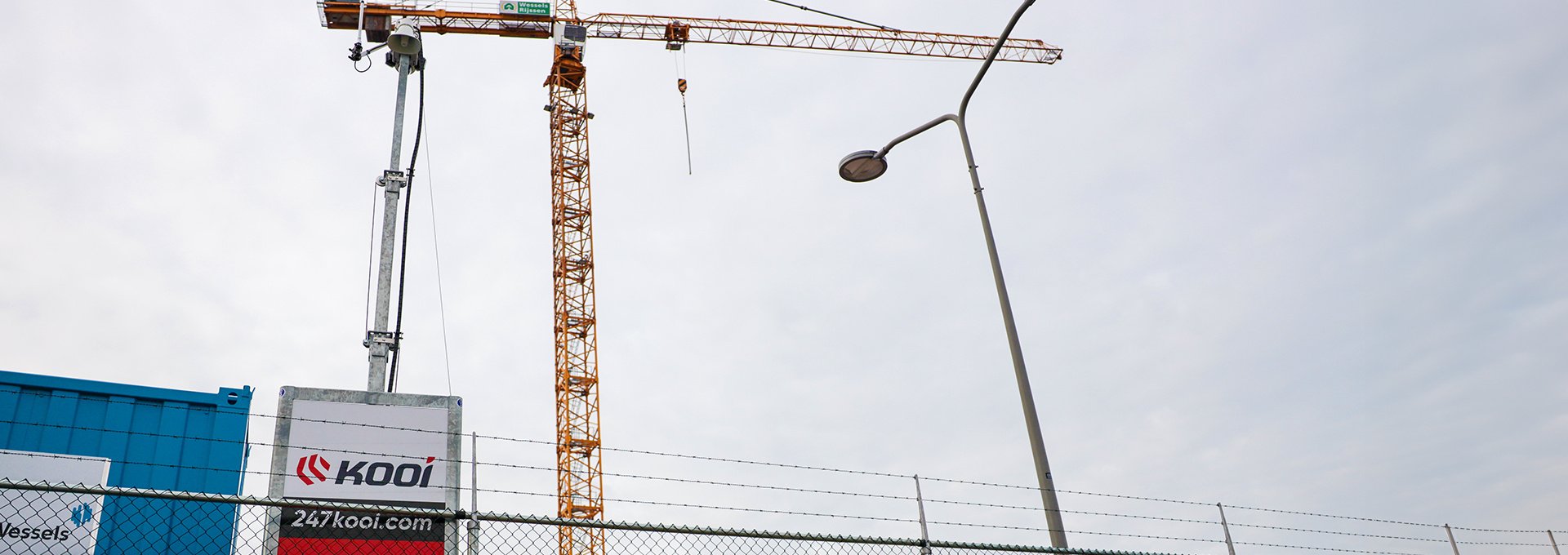 Oversigtsbillede af en byggeplads med Kooi’s professionelle videoovervågning i drift