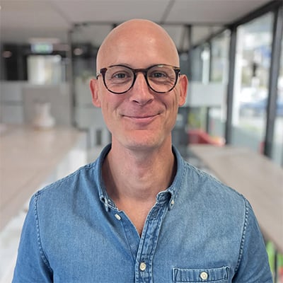 Kasper Rahbech, Sales Manager Nordic, klar til at vejlede om løsninger, der fremmer en pålidelig byggeplads sikring gennem kameraovervågning.