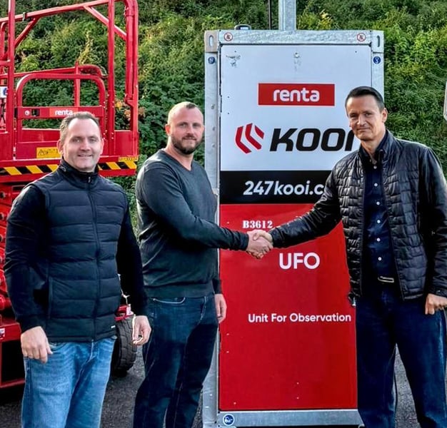 Philip fra Kooi giver hånd til Reinert og Ronny fra Renta da de har indgået et samarbejde. 