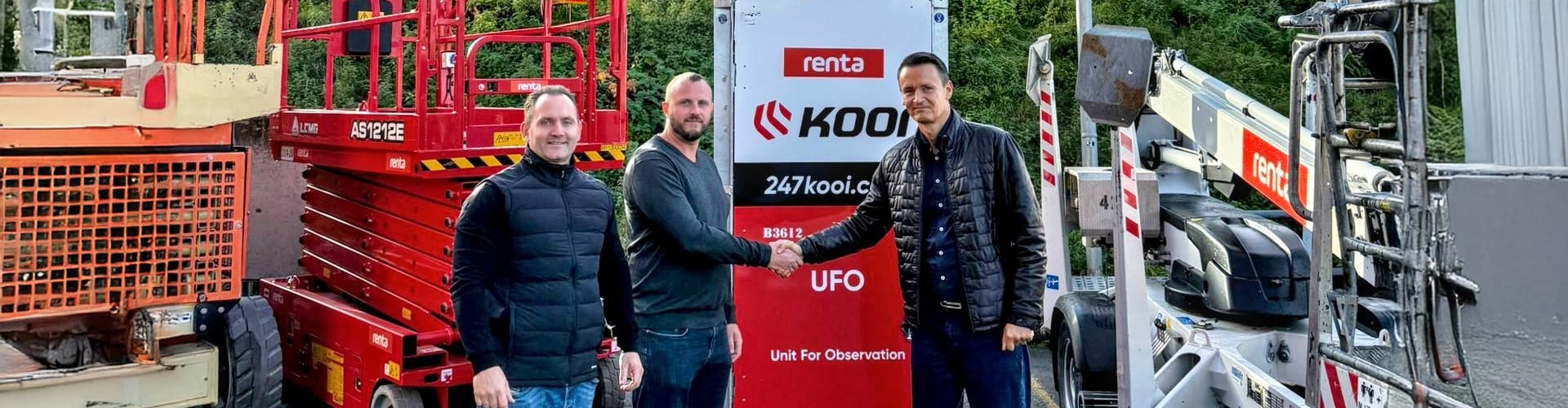 Philip fra Kooi giver hånd til Reinert og Ronny fra Renta da de har indgået et samarbejde. 