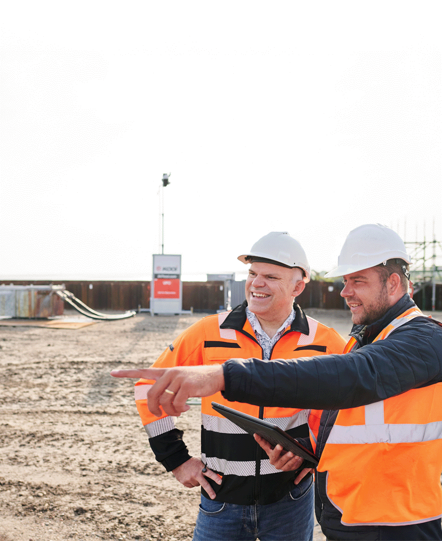 Twee mannen bij bouwplaatsbeveiliging