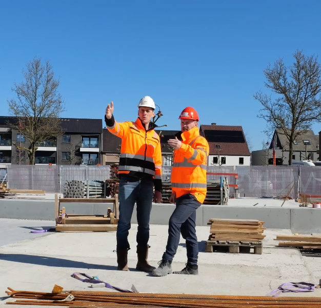 Twee mensen op de bouwplaats