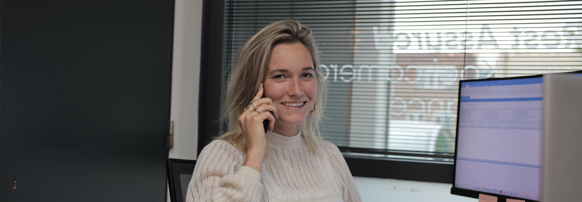 Telefoniste aan de telefoon 