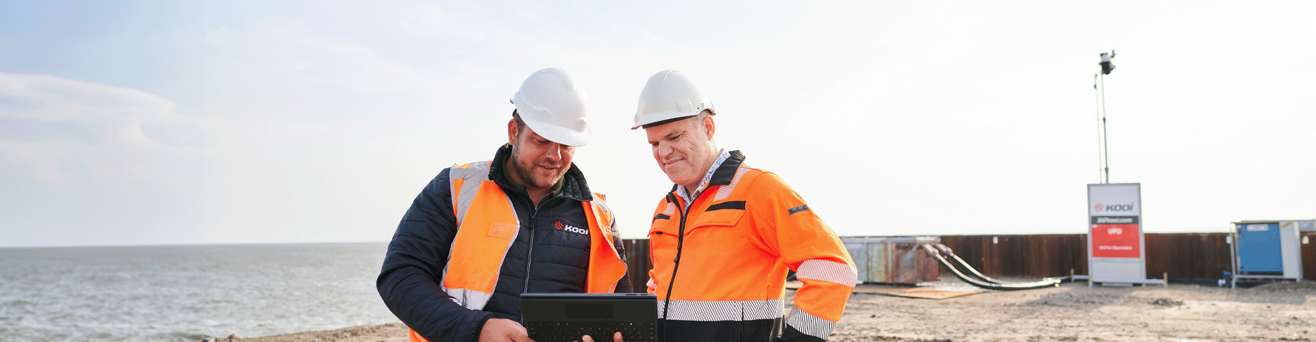 Kooi project manager en uitvoerder op locatie aan het praten