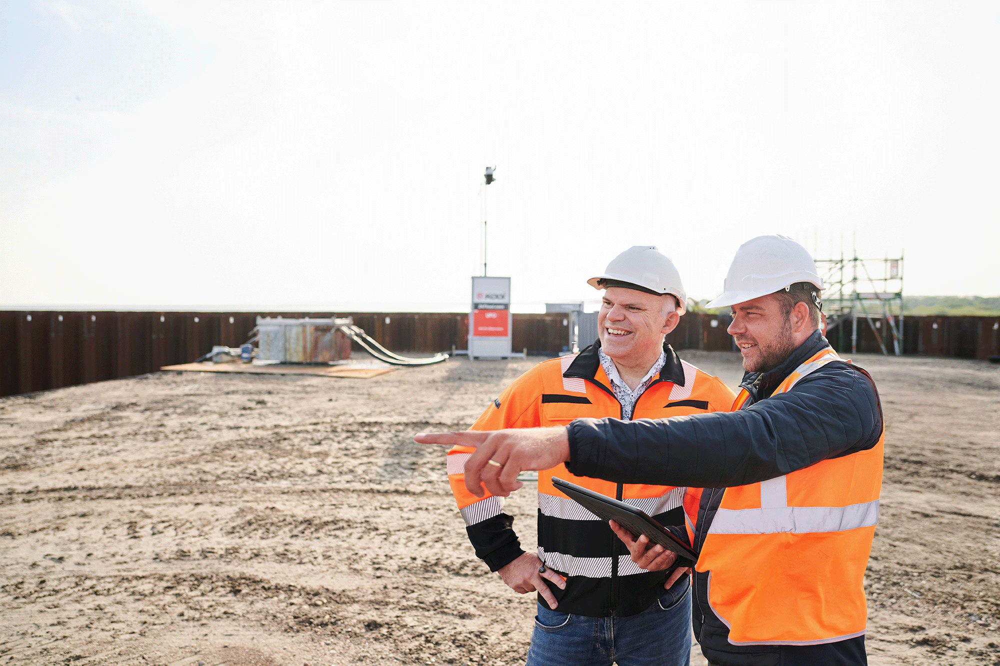 Twee mannen op een bouwterrrein 