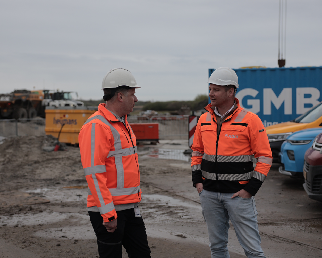 Twee mensen overleggen