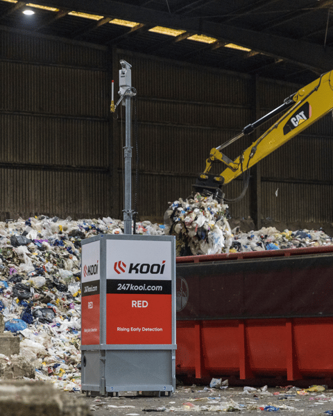 RED-camera voor vroegtijdige branddetectie op een industriële site, geplaatst om temperatuurafwijkingen en brandrisico’s continu te monitoren.