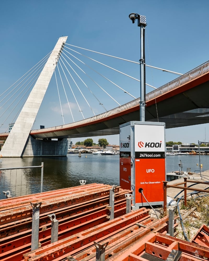 Sistema di videosorveglianza mobile Kooi presso un cantiere infrastrutturale con ponte