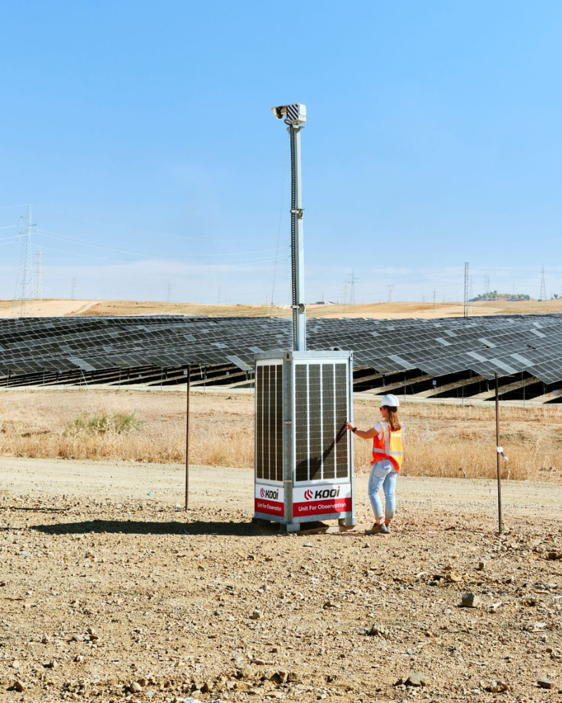 Unità di videosorveglianza mobile Kooi in un parco solare in Italia